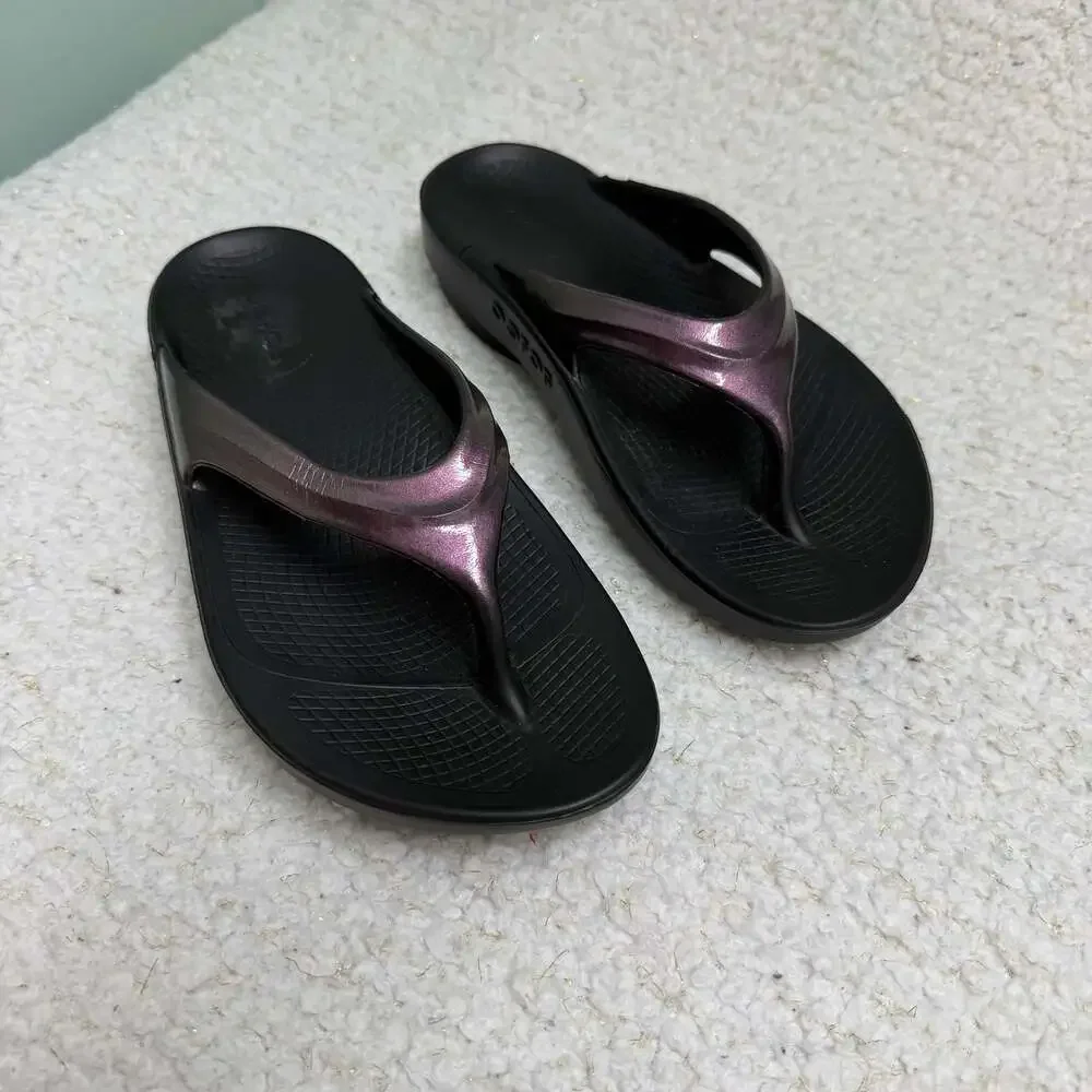 OOFOS Women's OOlala Luxe Recovery Sandal Metallic Black Purple Size W6